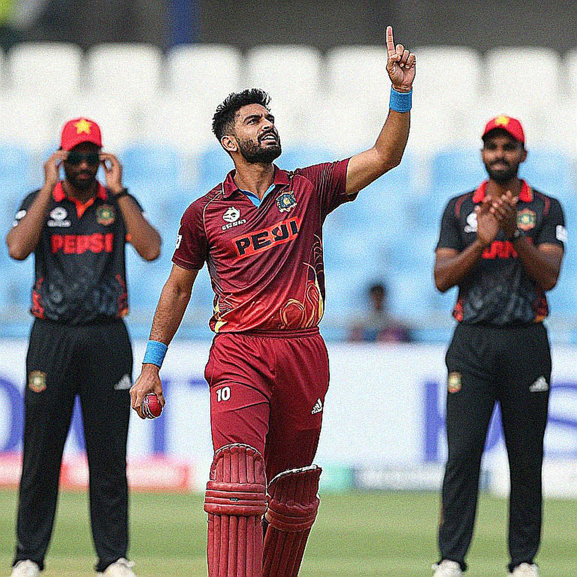 পয়েন্টে কেনা পেস: ডি৩ ট্রফির নিলামে ৩৫ শতাংশ প্রিমিয়ামের হিসাব